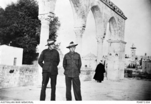 Jack Beadman (right) in Jerusalem c1941. AWM image P04872.004.